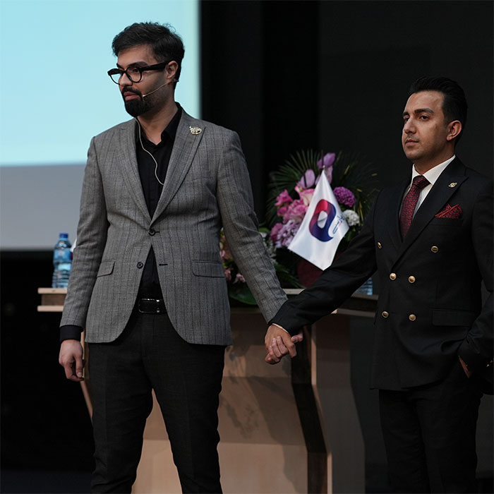 دکتر ماکان آریا پارسا در هنگام سخرانی به عنوان کارآفرین موفق