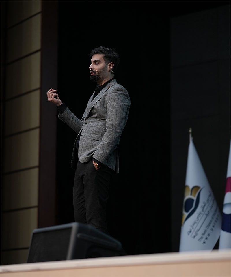 ماکان آریا پارسا در حال سخنرانی