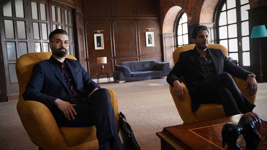 ماکان آریا پارسا و فرزاد فرزین در سریال قطب شمال