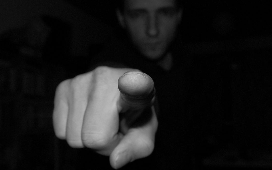 قضاوت نادرست در مورد دیگران قضاوت نادرست در مورد دیگران