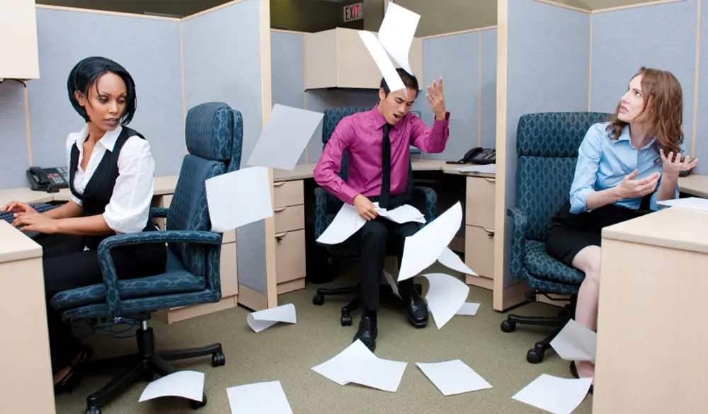 رفتار نادرست با همکاران